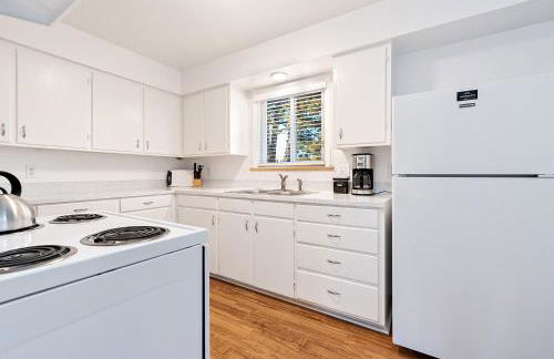 Couple’s Getaway | Dog Friendly, Bike to Old Town! - Foto 8