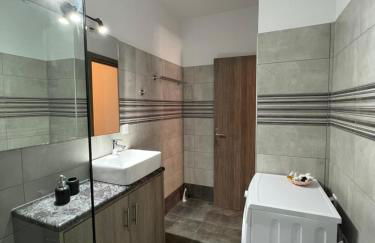 Phil's Apartments - Photo 25