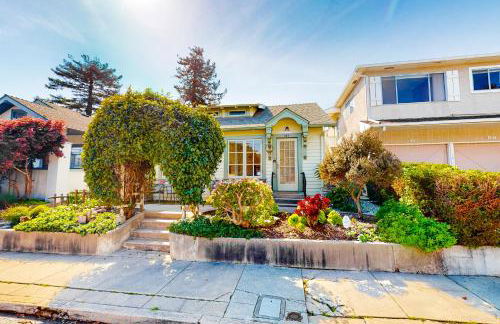 Steps to Sand Beach Hill Bungalow with Patio - Foto 3