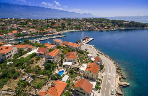 Your Family Oasis by the Sea Villa Mir Vami, heated pool - Photo 7