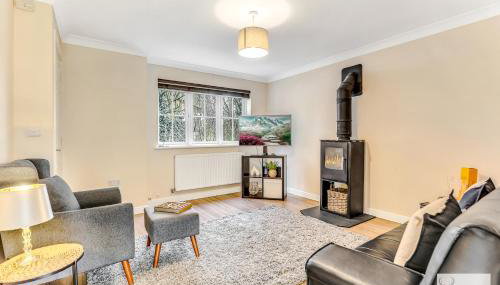 Charming 3-Bed Home with Garden & Parking - Foto 1