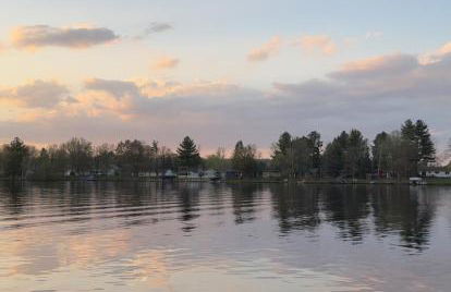 Woodlawn Lakeside Retreat - 2 BR Waterfront Cabin - Foto 3