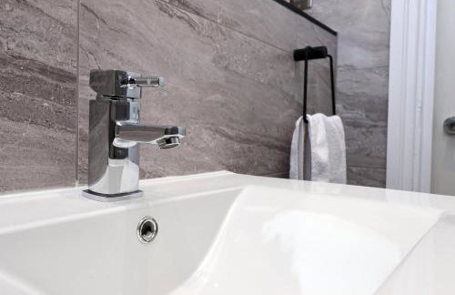 Modern Comfort 4 Bedrooms and Great Location - Foto 30