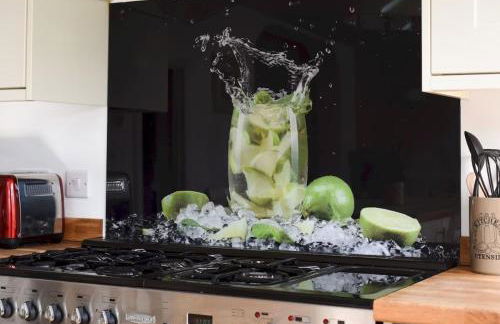 LONG TERM STAY SPECIAL OFFER AVAILABLE! 5-Bedroom Spacious, Stunning Design, Sociable Areas & Cosy House Near South Downs Park, Sleeps 11 with GAMES Room, PRIVATE PARKING and GARDEN - by Blue Puffin Stays - Foto 28