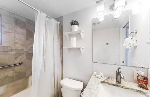 Renovated condo with ocean views, pool, & beach access - Foto 12