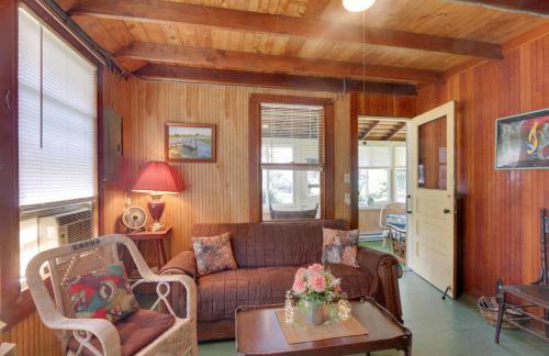 Grandmas Cottage with Sunroom Walk to Beach - Foto 6