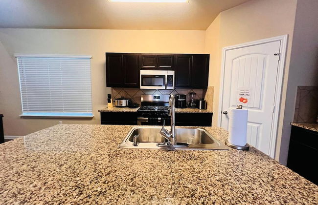 Spacious 4BR Home w Game Room Office Backyard - Foto 29