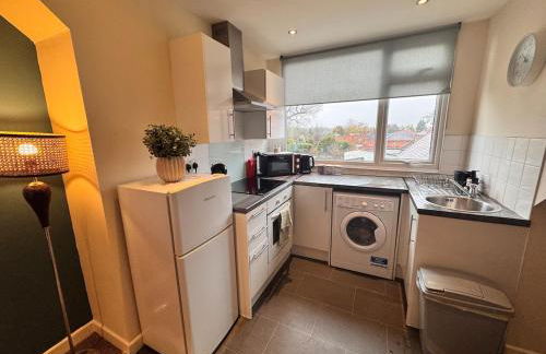 #81 Stylish Top Floor - for 2 - 10 mins to Brueton Park - " Perfect for Business Traveler and Couple - Free Parking" - Foto 3