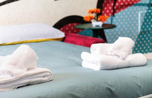 Black & White or Pop Art - Design Apartments with Parking & WiFi - Photo 32