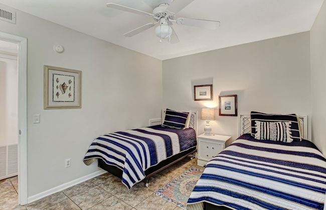 Secluded Condo with Peaceful Wooded Views and Easy Access to the Beach by RedAwning - Foto 6