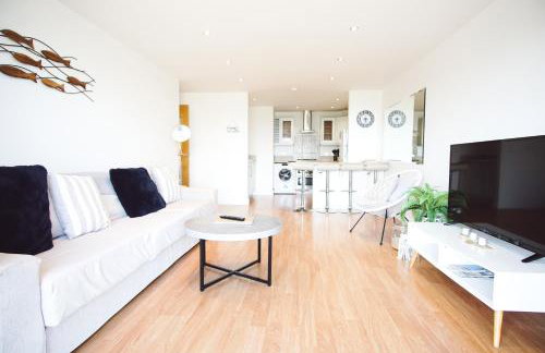 Stunning Two Bed Sea View Apartment with Pool & Gym - Foto 11