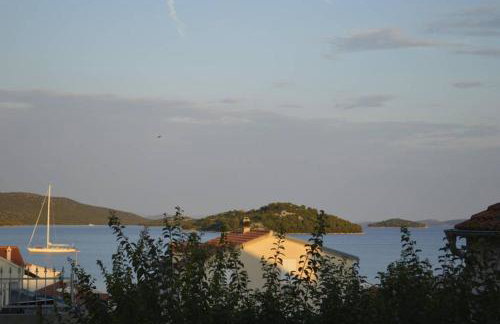 Private studio apartment with a garden and a terrace - Photo 6