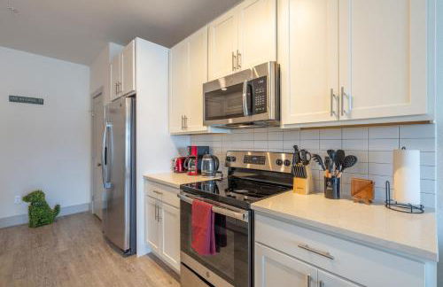 Top Floor City Views! King Bed Pool Gym Free Parking - Foto 28