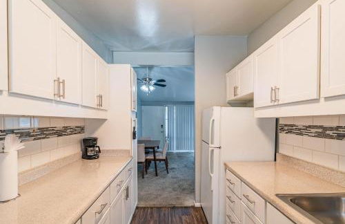 Spacious 2 Bedroom, 2 Bath, Pool, Free Parking, Gym - Foto 15