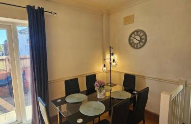 Spacious Bournemouth Home with BBQ, Outdoor Seating & large TV - Foto 6