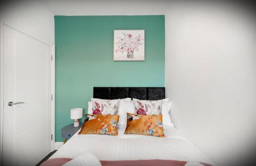 Elegant 3-bed apartment with FREE onsite PARKING in Enfield - Out door Patio - Big savings on Longer Stays - Photo 13