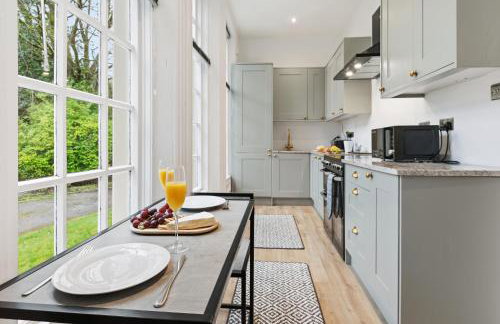 NEW Apartment with Pool Table and Parking Sleeps 7 - Foto 7