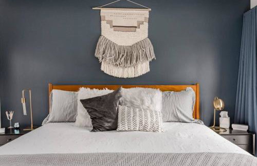 Cozy Bungalow Retreat Walking Distance to Downtown - Photo 26