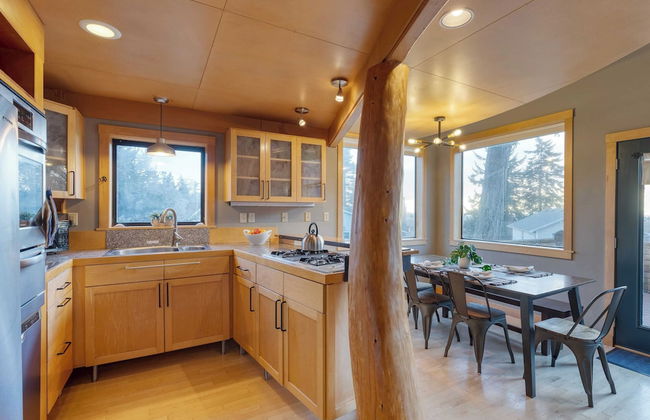 Deck Views, Fire Pit, Pool, 3 Mins to Beach Madrona Tree Retreat by Avantstay - Foto 16