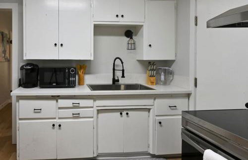 Relaxing Cozy Back House with Backyard - Foto 31