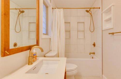 Lakefront Zirconia Home with Boathouse and Dock! - Foto 12