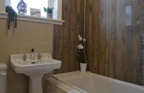 Stunning Period Townhouse with Garden, Walking Distance to Town - Photo 27