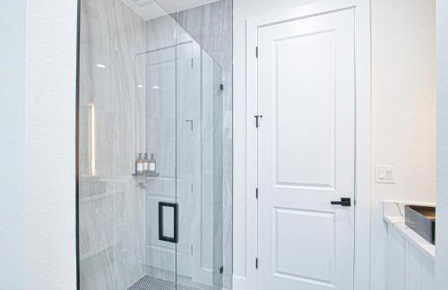 Luxurious Waterfront Home with Heated Pool and Jacuzzi - Foto 18