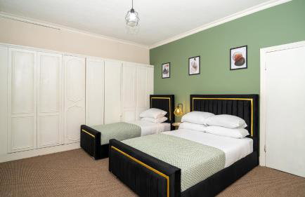 Large Contractor Dig with Pool Table - Foto 1