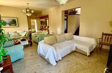 Villa w Studio, Pool, Garden, Sleeps 12 to 15 - Photo 2