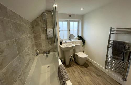 Spacious Family Friendly Cottage - Photo 12