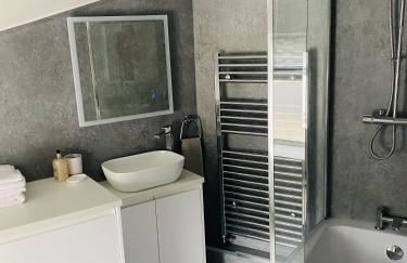 Northcliffe - Stylish Stone Cottage - Spa Bath - Peak Views - Photo 16