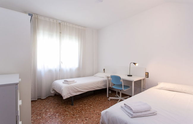 Spacious & Quiet 4 Bedroom Apartment - Photo 8