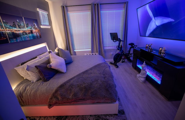 Brand New Modern Pet Friendly Zen Home W/ Private Home Theater & Hot Tub! 2 Bedroom Home by RedAwning - Photo 5