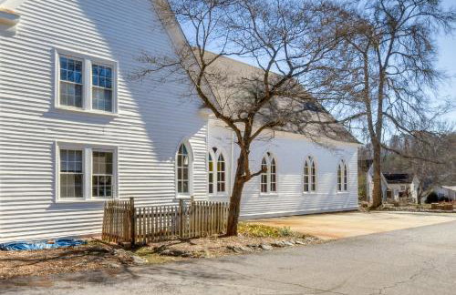 Newry Retreat in Converted Church with Shared Patio! - Foto 22