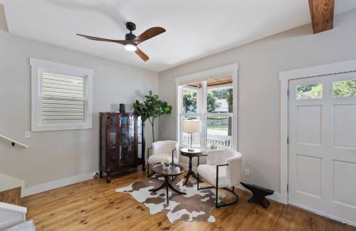 Downtown | Gorgeous | Pet Friendly! - Photo 27