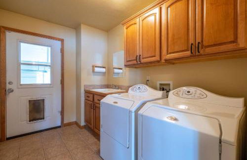 Mountain View Home w/Hot Tub - Close to Downtown! - Foto 17