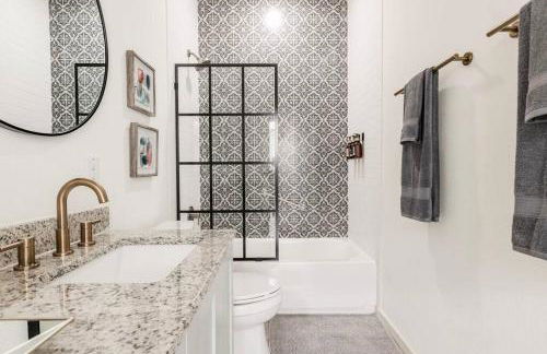 3BR Modern, Gated Home w FreePking, BBQ, Firepit, Mins to Downtown - Foto 6