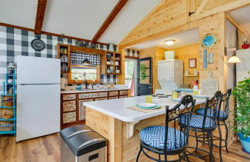 Oak Island Vacation Rental with Decks, Walk to Beach - Foto 7