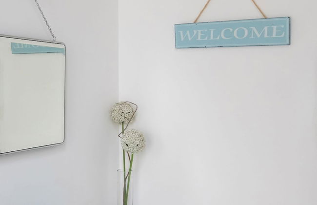 Stunning Beachfront Apt w Balcony Sea Views - Foto 6