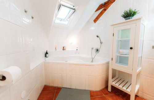 Spacious Penthouse with AC and Free Parking Steps Away From the Central Station - Foto 31