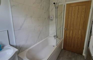 Charming 2 BedRoom Tredegar Gem. Sleeps 4 - Photo 4