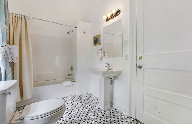 Uptown Spacious 4BD w Historic Charm - Foto 37