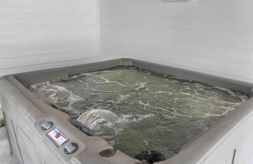 Couples Retreat with Hot Tub, Beach Cruisers, Spa Bath - Foto 54