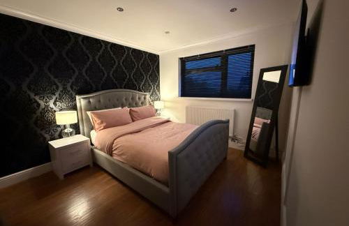 Stylish & Cosy Home in Bridgend with free parking - Photo 2