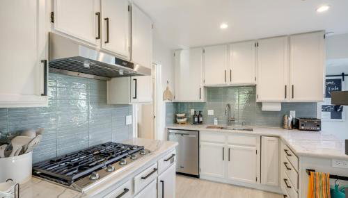 Seaside Home with Hot Tub and Patio Close to Beaches! - Foto 5