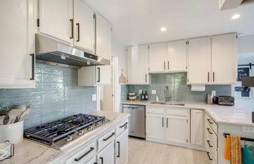 Seaside Home with Hot Tub and Patio Close to Beaches! - Foto 5