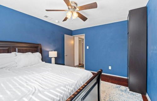 Spacious 4BR w Fenced Yard - Foto 14