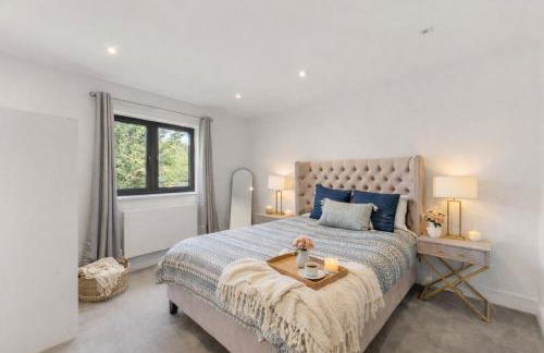 Luxury 4BR Smart Home with Smart Features, Garden, SkyStream & Free Parking - Sleeps Up To 8 in Gerrards Cross SL9 - Photo 13