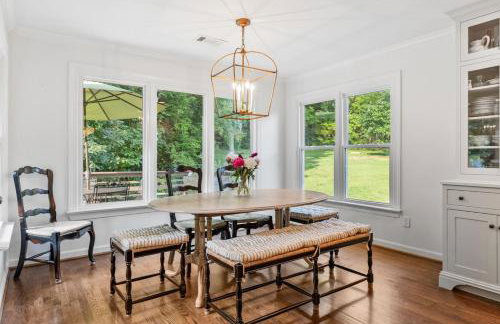 Updated and Spacious Home with Huge Yard Office and Decks - Foto 7