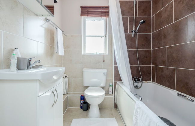 Captivating 3-bed Apartment in Grays - Photo 20